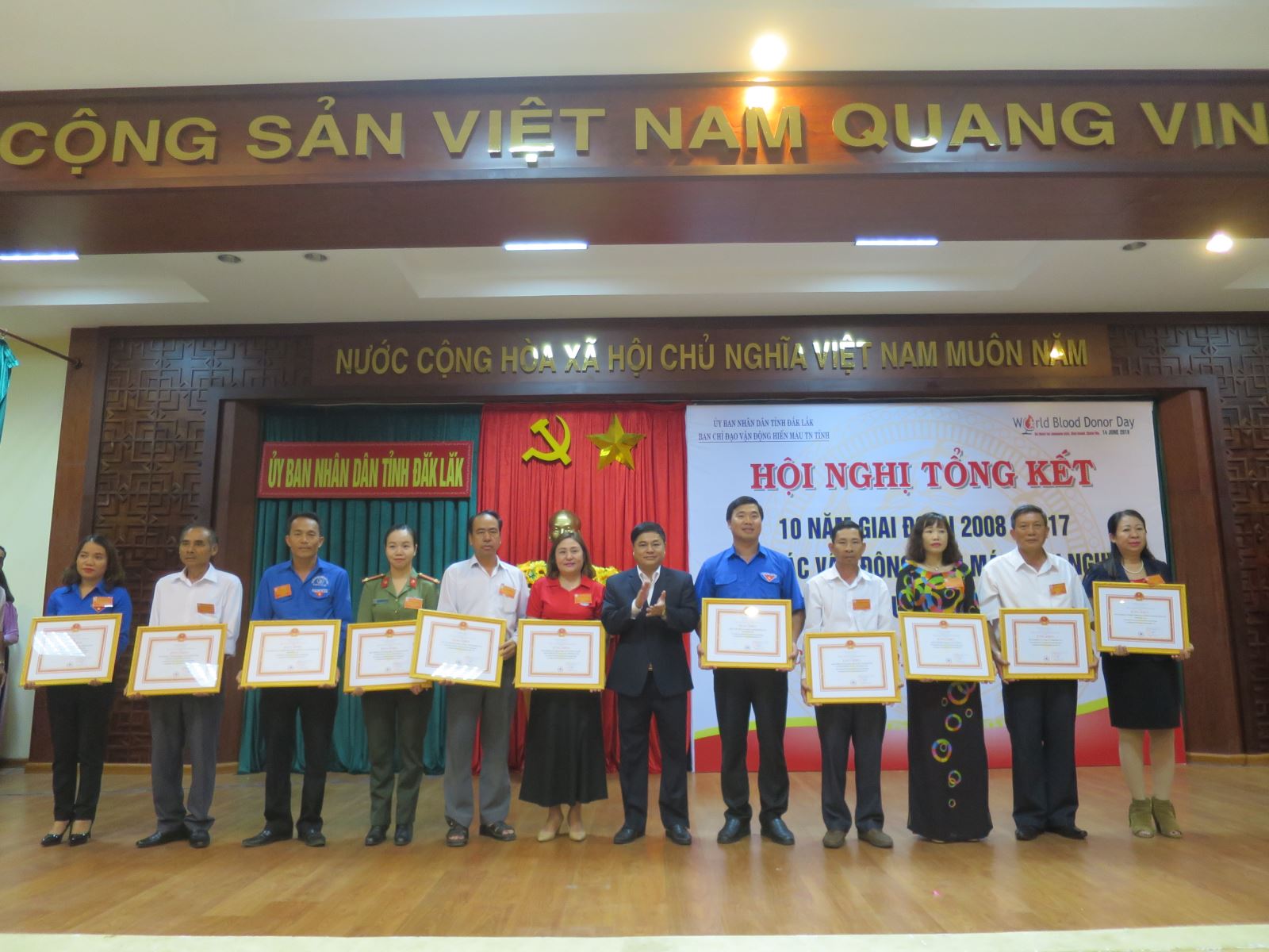 Tặng bằng khen TW Hội Chữ thập đỏ Việt Nam cho 11 tập thể